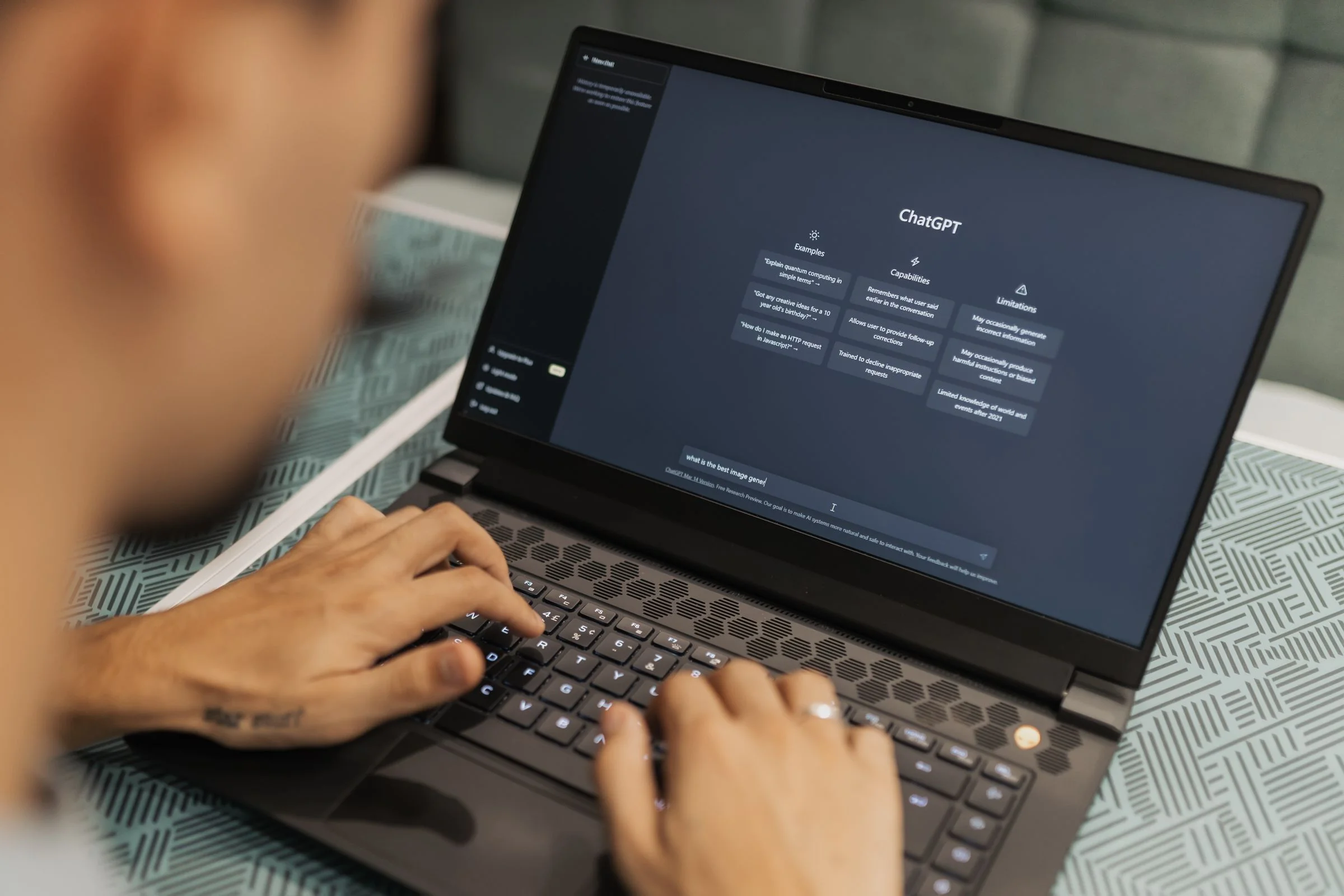 Person der bruger ChatGPT på laptop til markedsføring